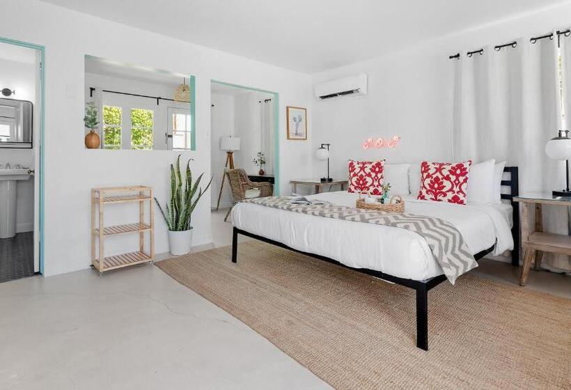 هتل Midcentury Poolside Getaway, Private Courtyar, Spa