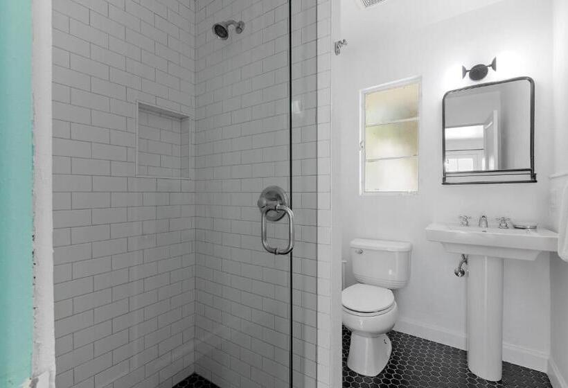 هتل Midcentury Poolside Getaway, Private Courtyar, Spa