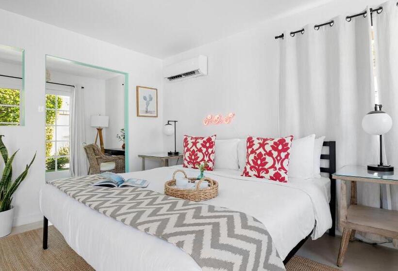 هتل Midcentury Poolside Getaway, Private Courtyar, Spa