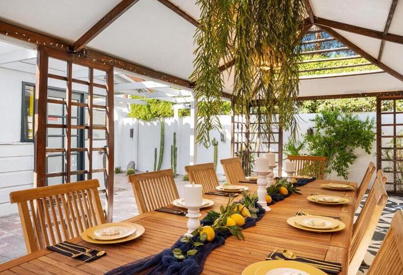 هتل Midcentury Poolside Getaway, Private Courtyar, Spa