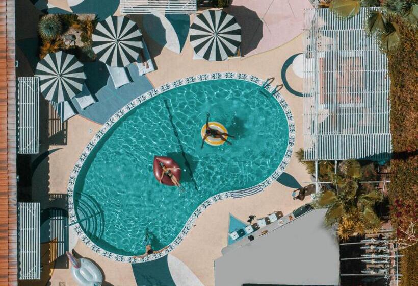 هتل Midcentury Poolside Getaway, Private Courtyar, Spa