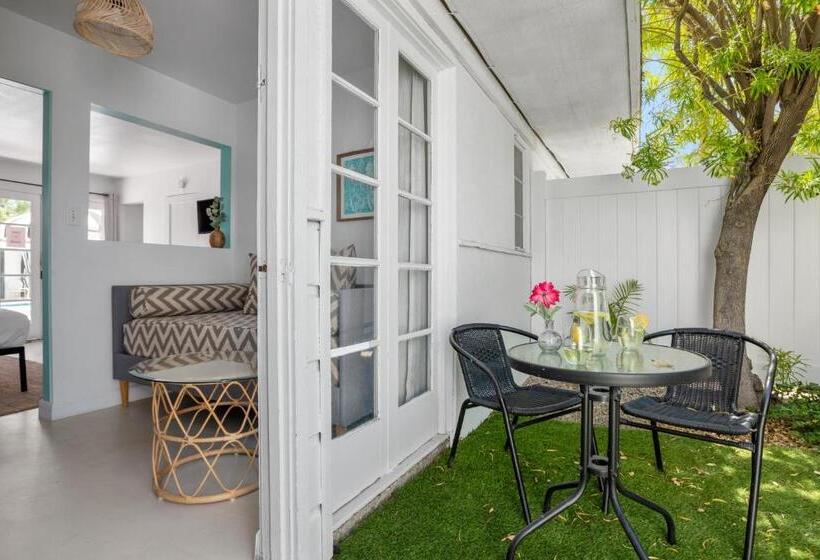 هتل Midcentury Poolside Getaway, Private Courtyar, Spa