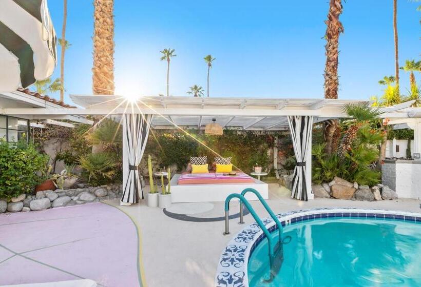 בית מלון כפרי Old School Hollywood Glam Plus Poolside Adventure