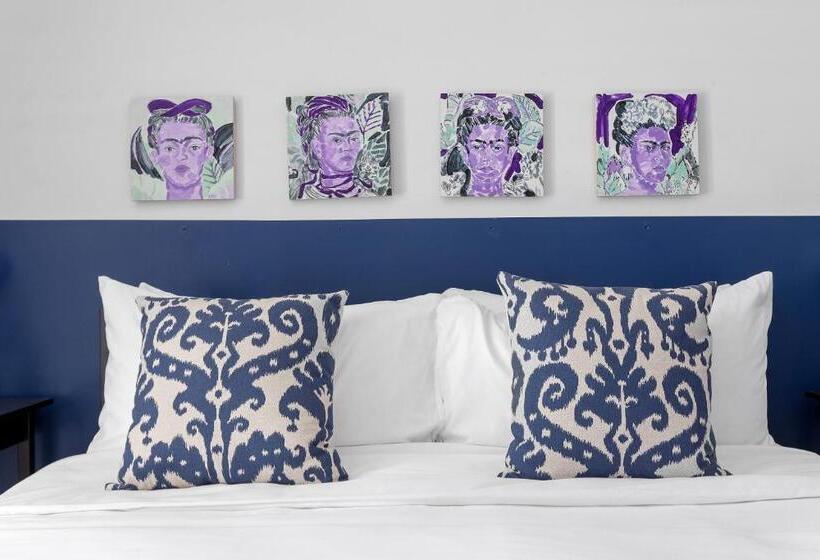 בית מלון כפרי Old School Hollywood Glam Plus Poolside Adventure