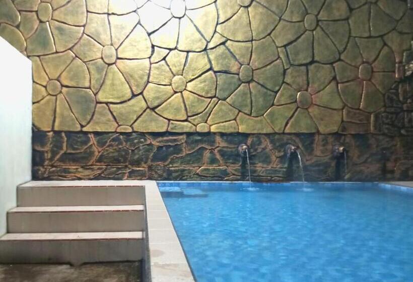 Отель Puspa Tiara Syar I Guci Mitra Reddoorz