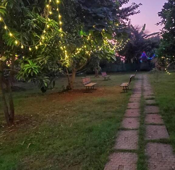 בית מלון כפרי Vishranti Farms Badlapur