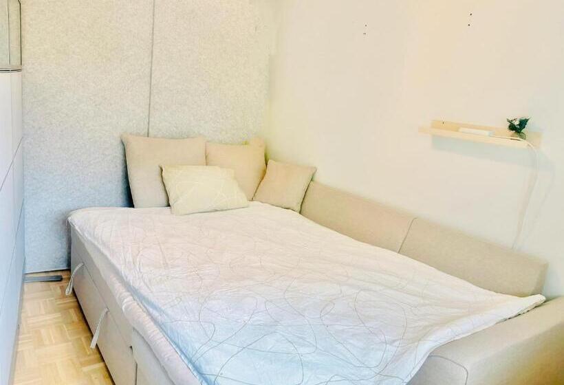 פנסיון A Sofabed For Overnight Sleep Near Metro, Free Street Parking