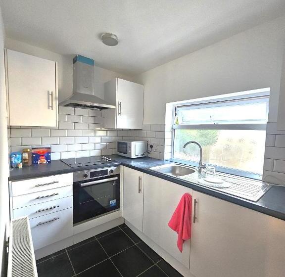 膳宿费 Luxurious Guesthouse Accommodation For Professionals And Students Near Cardiff City Centre