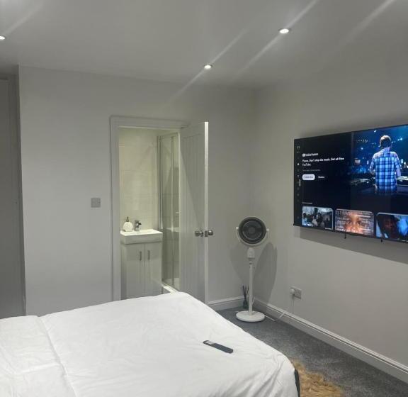 بنسيون Spacious Self Contained Studio