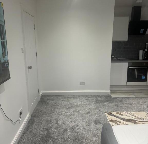 بنسيون Spacious Self Contained Studio