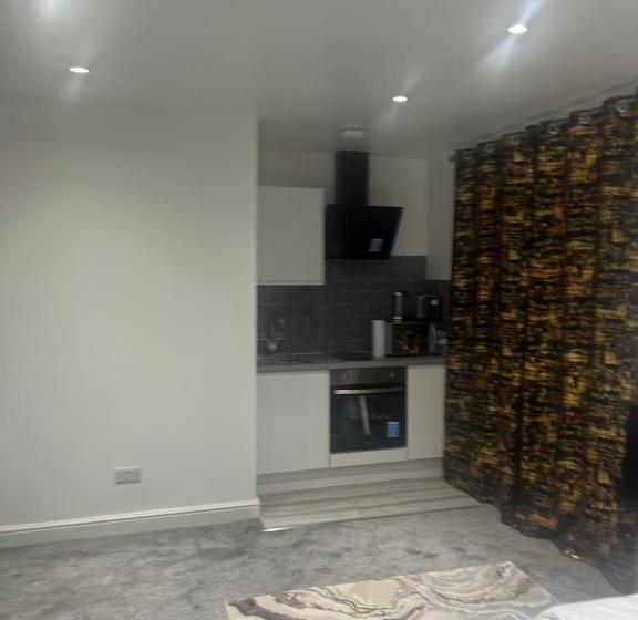 بنسيون Spacious Self Contained Studio