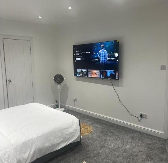 بنسيون Spacious Self Contained Studio