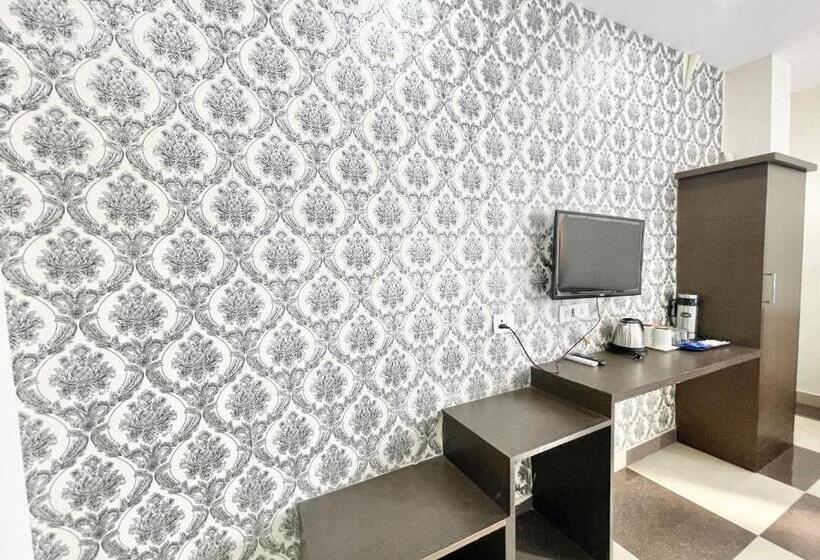 Bagga Kuteer ! Haridwar होटल बग्गा कुटीर ஹோட்டல் பக்கா குடிசை Fully Air Conditioned Hotel, Lift Wifi