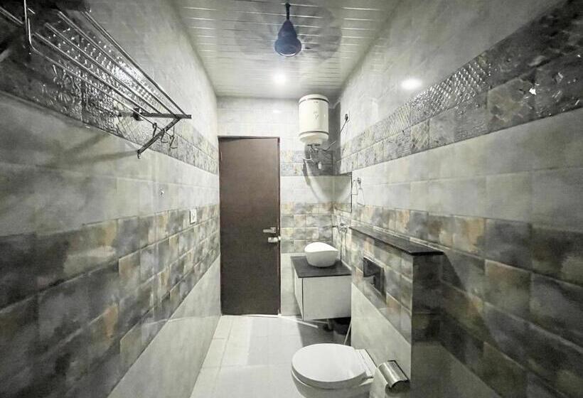 Bagga Kuteer ! Haridwar होटल बग्गा कुटीर ஹோட்டல் பக்கா குடிசை Fully Air Conditioned Hotel, Lift Wifi