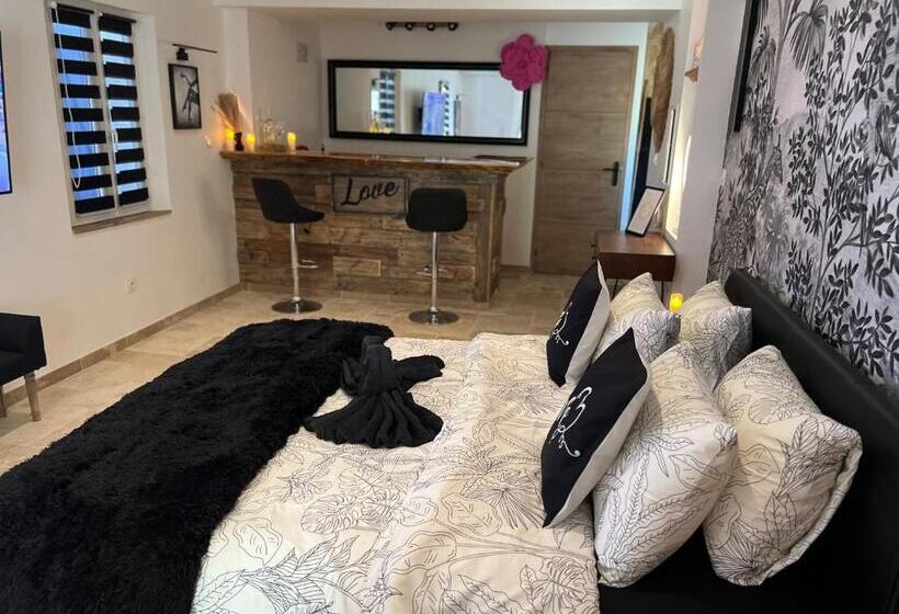 تختخواب و صبحانه Love Les 5 Sens Et La Sauvageonne