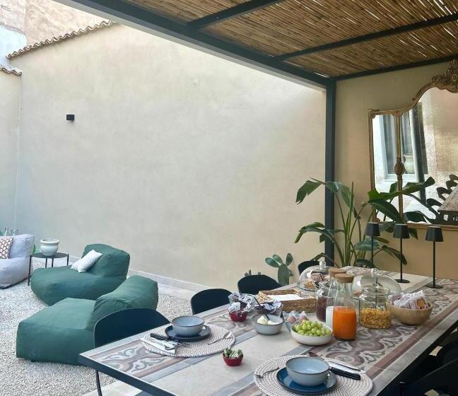 تختخواب و صبحانه Notus Rooms