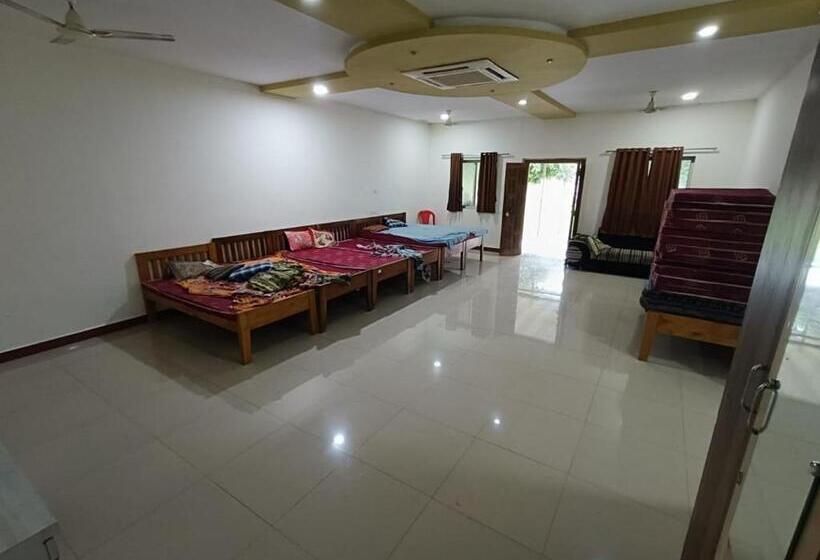 בית מלון כפרי B N Farm Badlapur