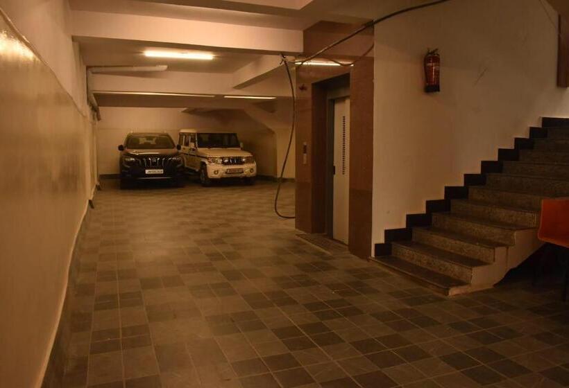 Отель Hari International