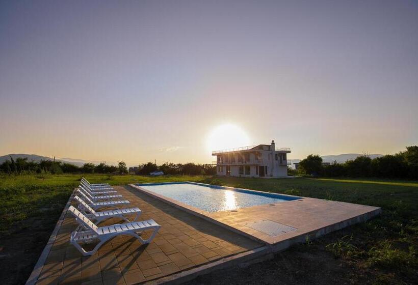 هتل Naubari Estate