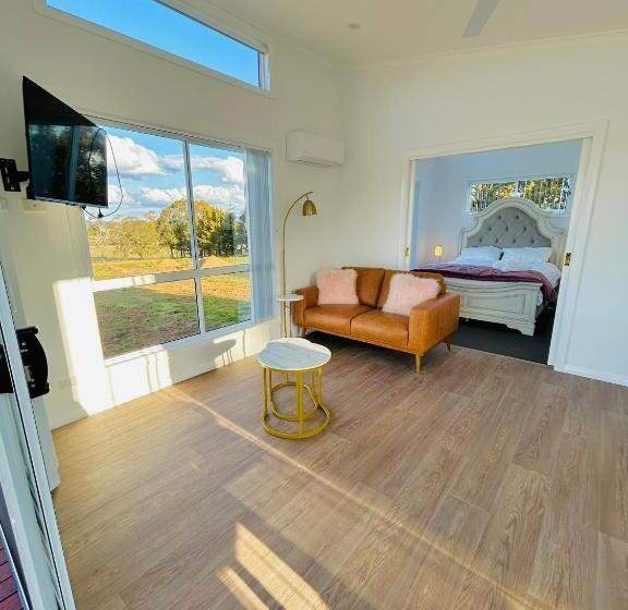 בית מלון כפרי Red Hill Cabin #1 Walcha