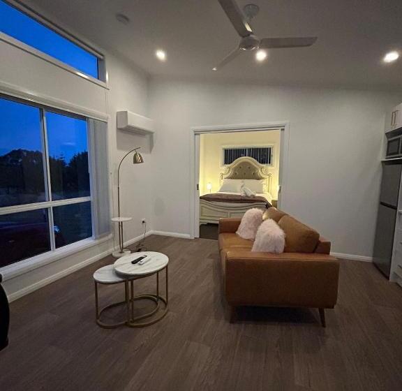 בית מלון כפרי Red Hill Cabin #1 Walcha