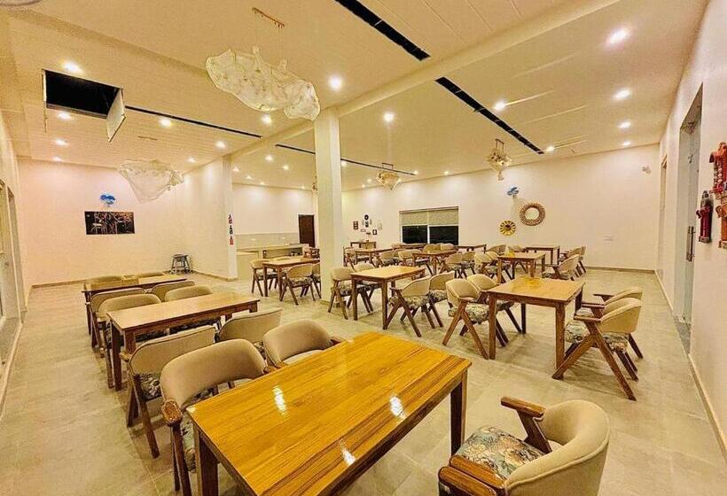 בית מלון כפרי Corbett The Regnum Resort