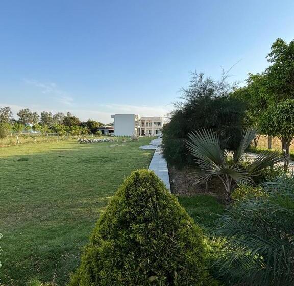 בית מלון כפרי Corbett The Regnum Resort