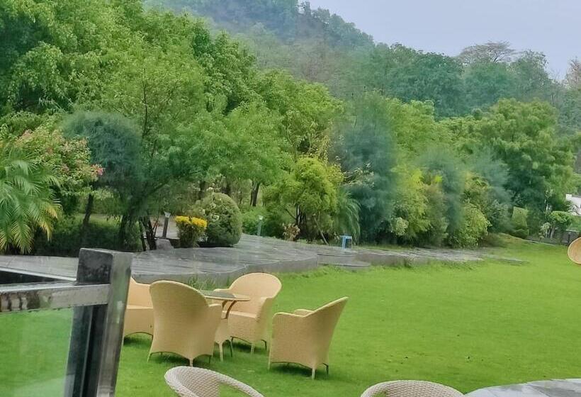 בית מלון כפרי Corbett The Regnum Resort