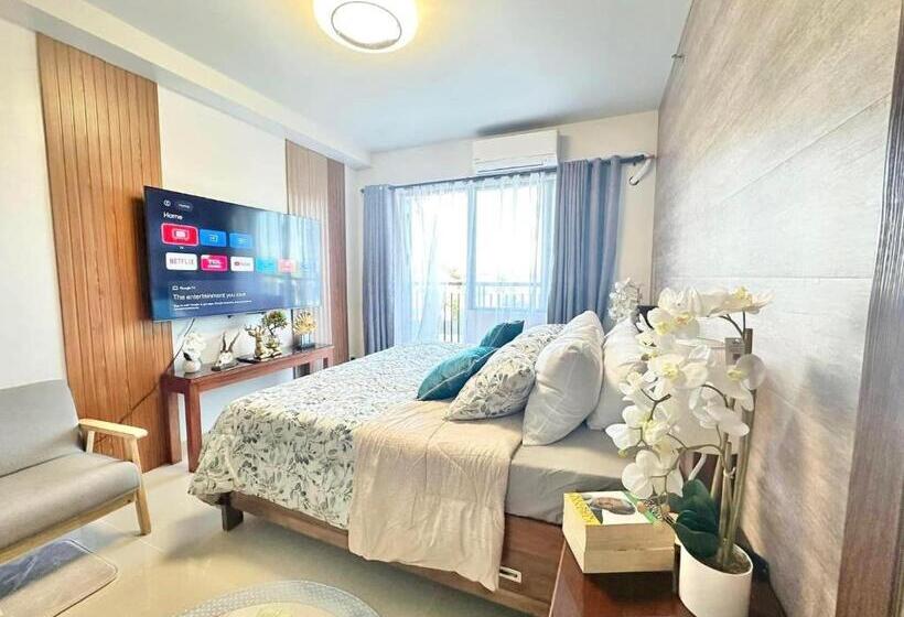 Iloilo Travelers Crib The King Bed