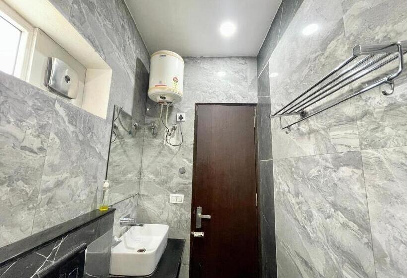 Le Grace ! Haridwar होटल ले ग्रेस, ஹோட்டல் லீ கிரேஸ் Fully Air Conditioned Hotel, Lift Wifi And Park