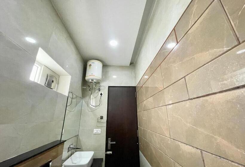 Le Grace ! Haridwar होटल ले ग्रेस, ஹோட்டல் லீ கிரேஸ் Fully Air Conditioned Hotel, Lift Wifi And Park