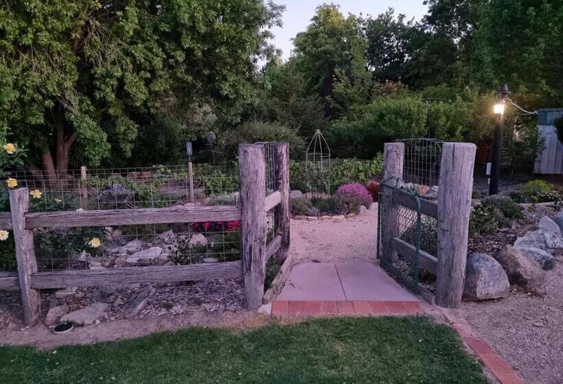 פנסיון Behind The Hedge