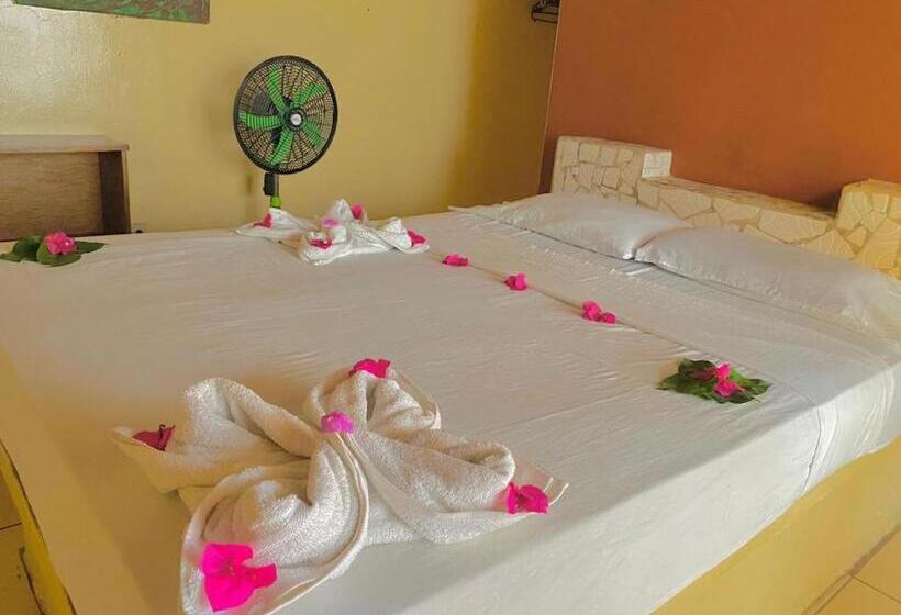 پانسیون Room In Bb   Beach Hotel Room For 6 P Pool Breakfast And Fan