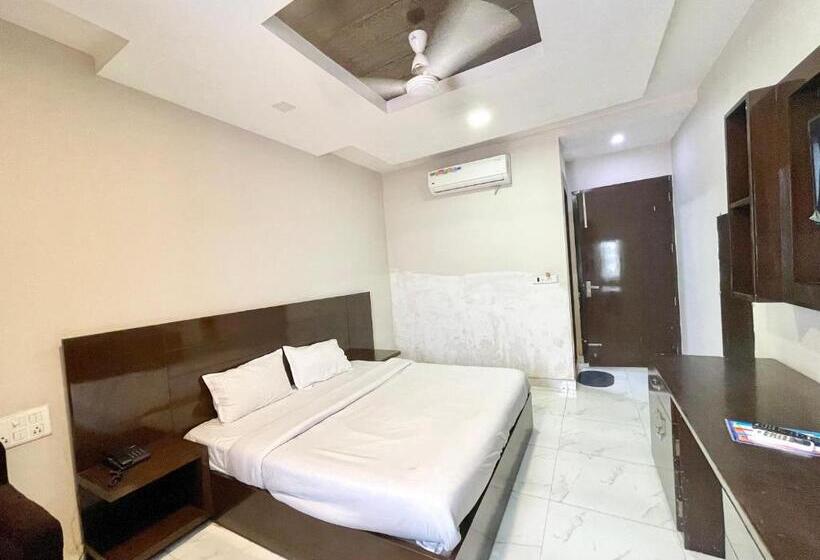 Ray Ban ! Haridwar होटल रे बन ரே பான் ஹோட்டல் Fully Air Conditioned Hotel, Lift Wifi And Parking Ava