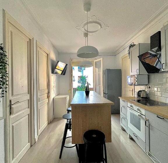 هاستل Private Rooms Near Parallel Av