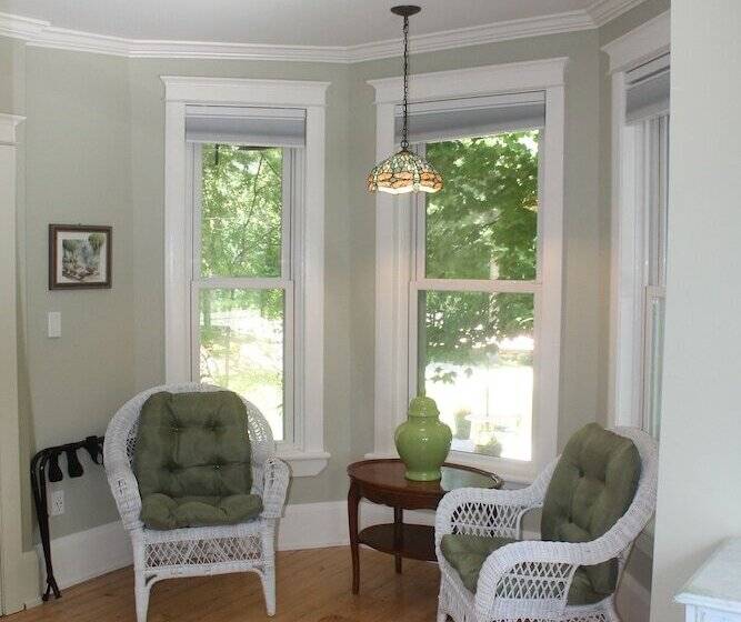 Bed and Breakfast Cranberry Moon Inn