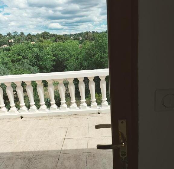 تختخواب و صبحانه Sara