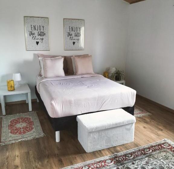 تختخواب و صبحانه Sara