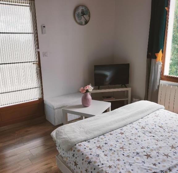 تختخواب و صبحانه Sara