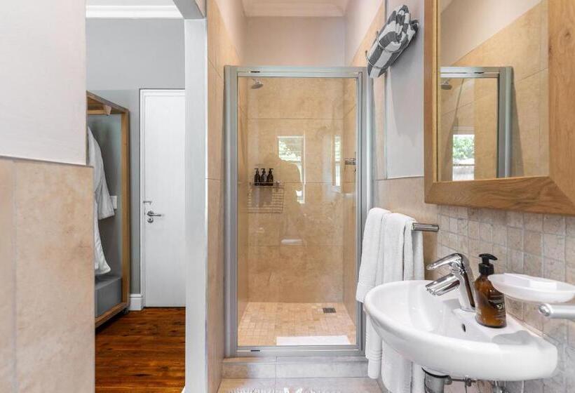 هتل Adventure Pad At Camps Bay Retreat