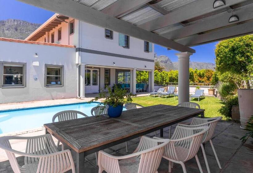 هتل Adventure Pad At Camps Bay Retreat