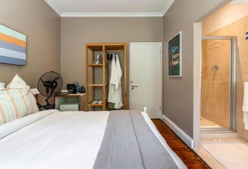 هتل Adventure Pad At Camps Bay Retreat