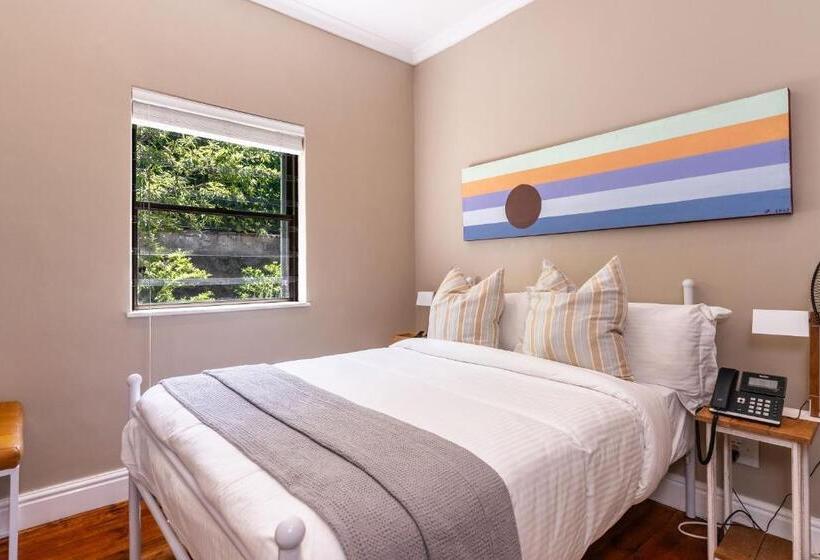 هتل Adventure Pad At Camps Bay Retreat