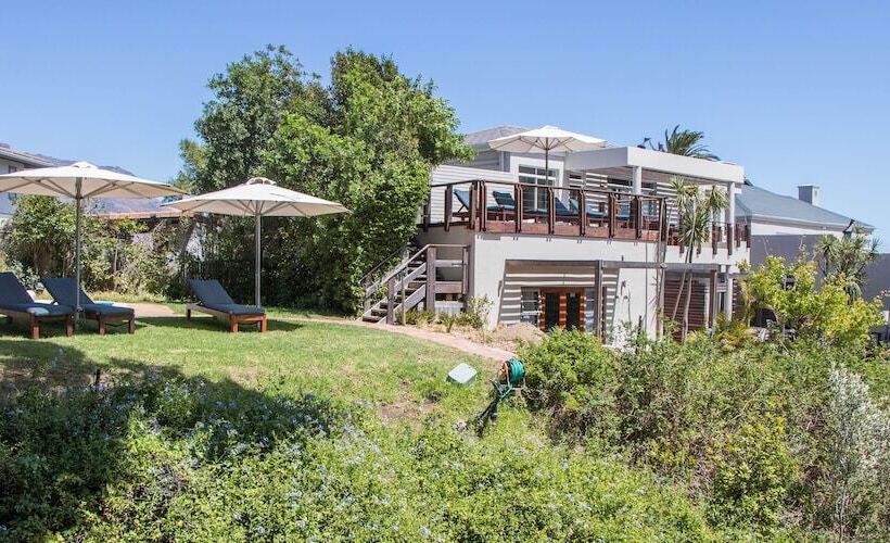 هتل Adventure Pad At Camps Bay Retreat