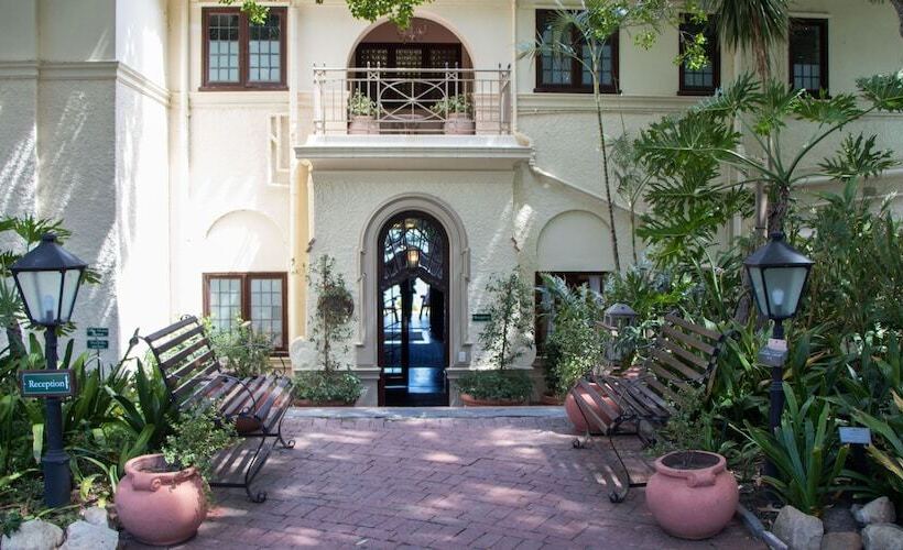 هتل Adventure Pad At Camps Bay Retreat