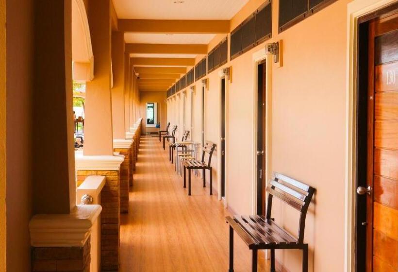 ホテル Capital O 75521 Sang Siri Apartment