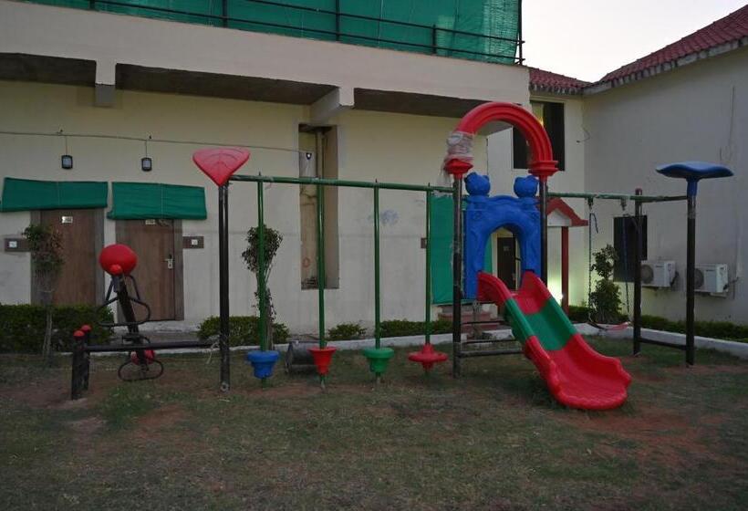 בית מלון כפרי Orchha Club And Resort   Ocr