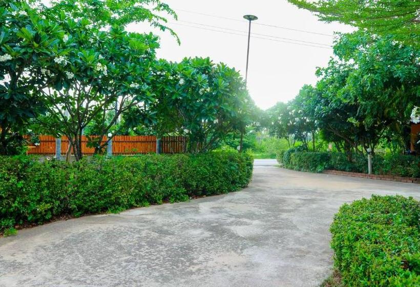 فندق The Moon Resort Phetchaburi