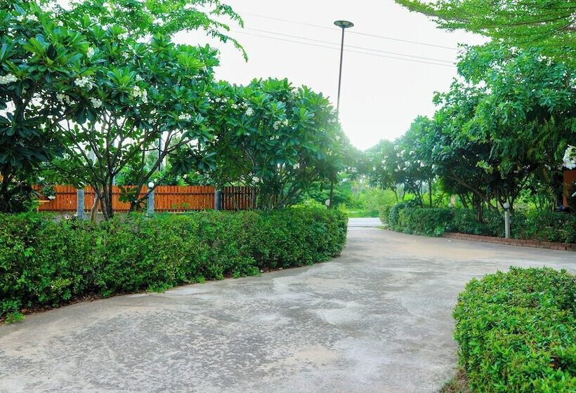 فندق The Moon Resort Phetchaburi