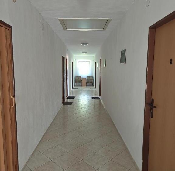 膳宿费 Bouda Jestřábí